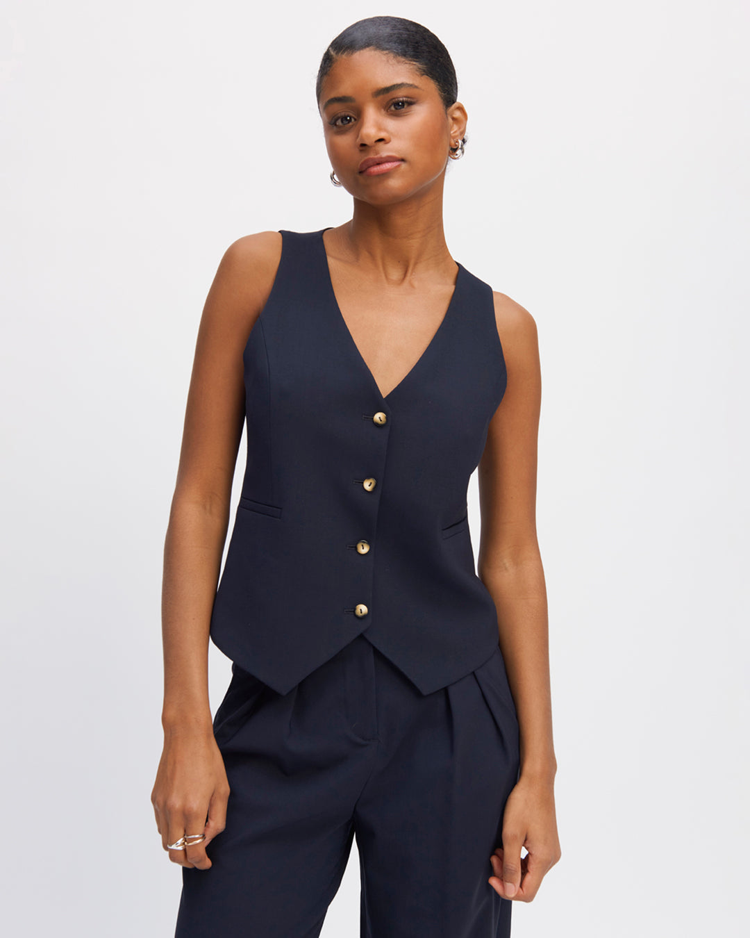 Waistcoat-navy-blue-without-sleeve-Collar-in-V-Four-buttons-camel-Fastening-simple-buttoning-Door-open-or-closed-Pockets-Paspoilées-17H10-tailleurs-pour-femme-paris-