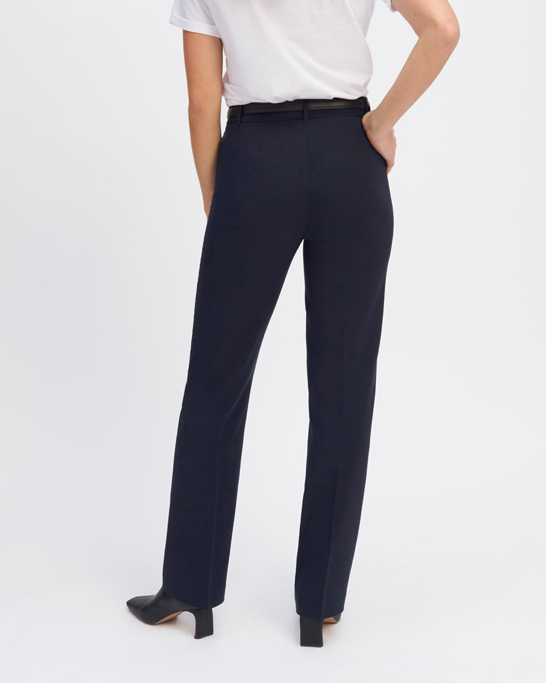Navy-blue-tailor-trousers-Square-cut-High-waist-Lined-for-a-straight-dress-Navy-blue-wool-drap-Belt-panels-Zip-closure-with-hook-Button-camel-17H10-tailors-for-women-paris-