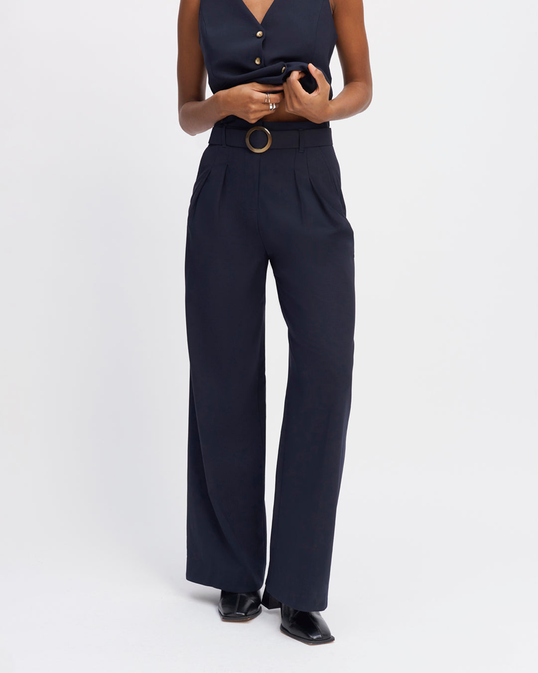 Tailor-pants-navy-blue-Palazzo-cut-High-waist-Details-double-pleated-at-the-waist-Low-leg-XXL-Dessines-the-waist-and-the-legs-Buckle-belt-Removable-buckle-belt-brown-17H10-tailors-for-women-paris-