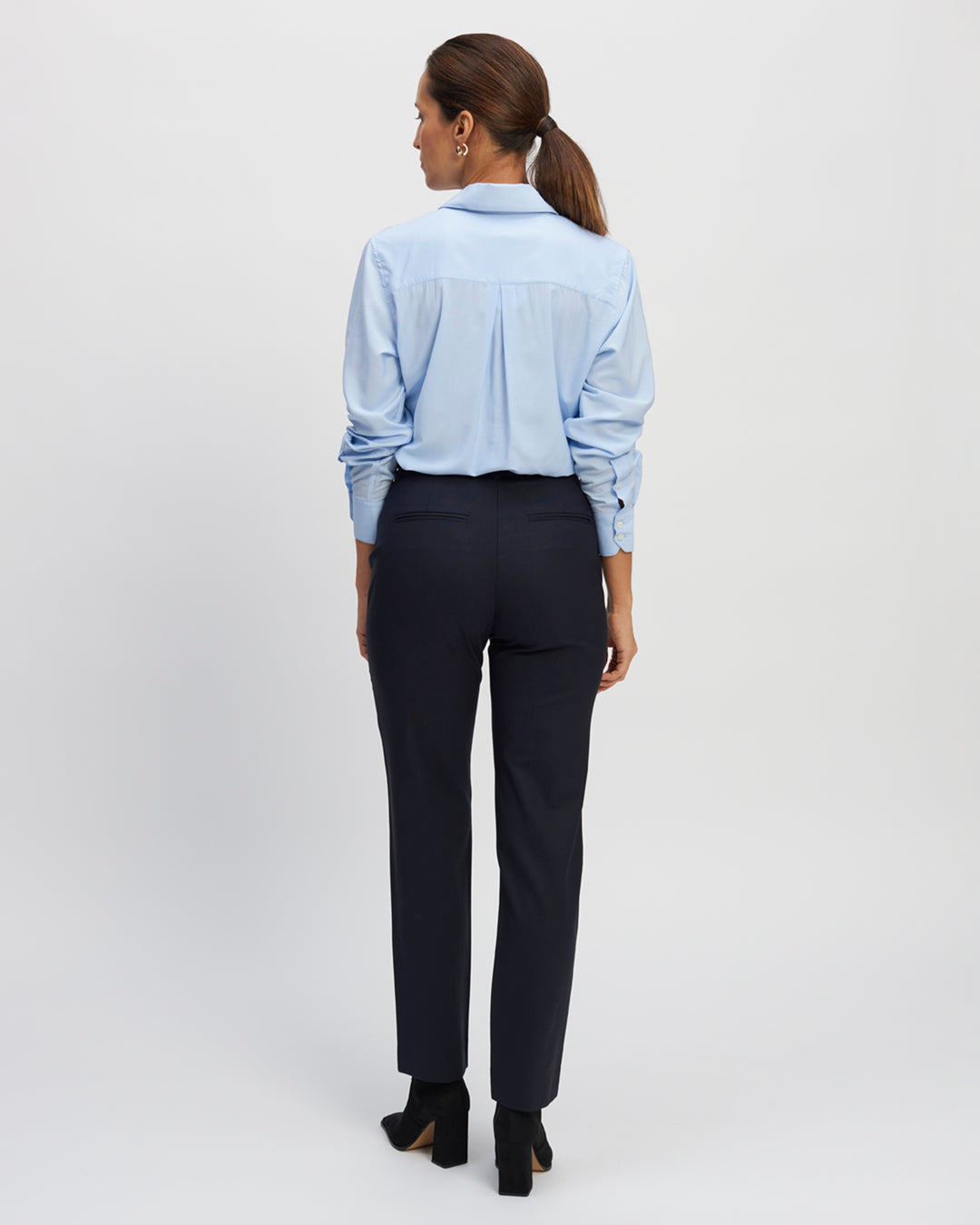 "Navy-blue trouser-tailor-Cigarette-cutter-Mid-rise-waist-Faux-cavalier-pockets-in-front-Wired-poise-pockets-in-back-Passing-for-belt-Zip-and-hook-closure-Camel-tips-17H10-tailor-tailors-for-women-paris-"