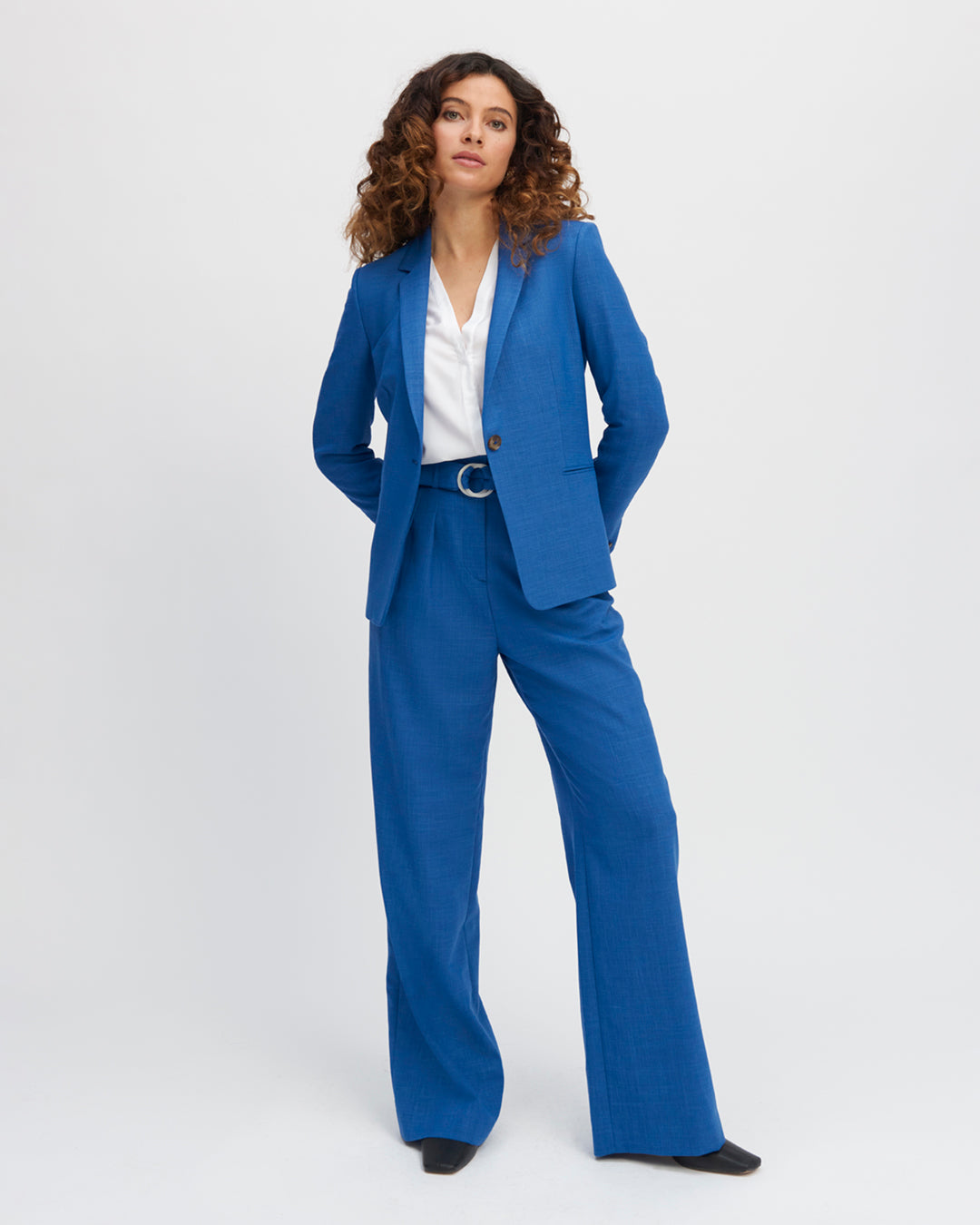 "Women's suit Paris - Fitted cut - Single breasted - Piped pockets - Inside pockets - Buttonned cuffs - Fully lined - 17H10 - Women's suits Paris"