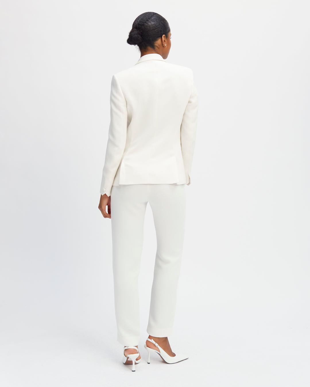 Tailor-blazer-jacket-white-knit-cut-tailor-collar-length-under-the-bottom-two-pockets-breasted-two-pockets-inside-fully-lined-button-down-sleeves-button-on-tone-17H10-tailors-for-women-paris-