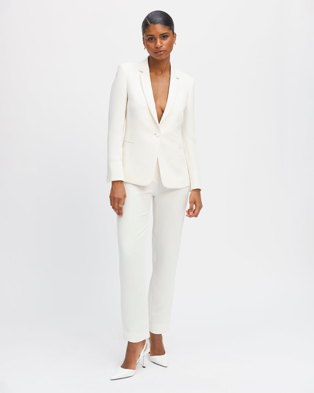 Tailor-blazer-jacket-white-knit-cut-tailor-collar-length-under-the-bottom-two-pockets-breasted-two-pockets-inside-fully-lined-button-down-sleeves-button-on-tone-17H10-tailors-for-women-paris-