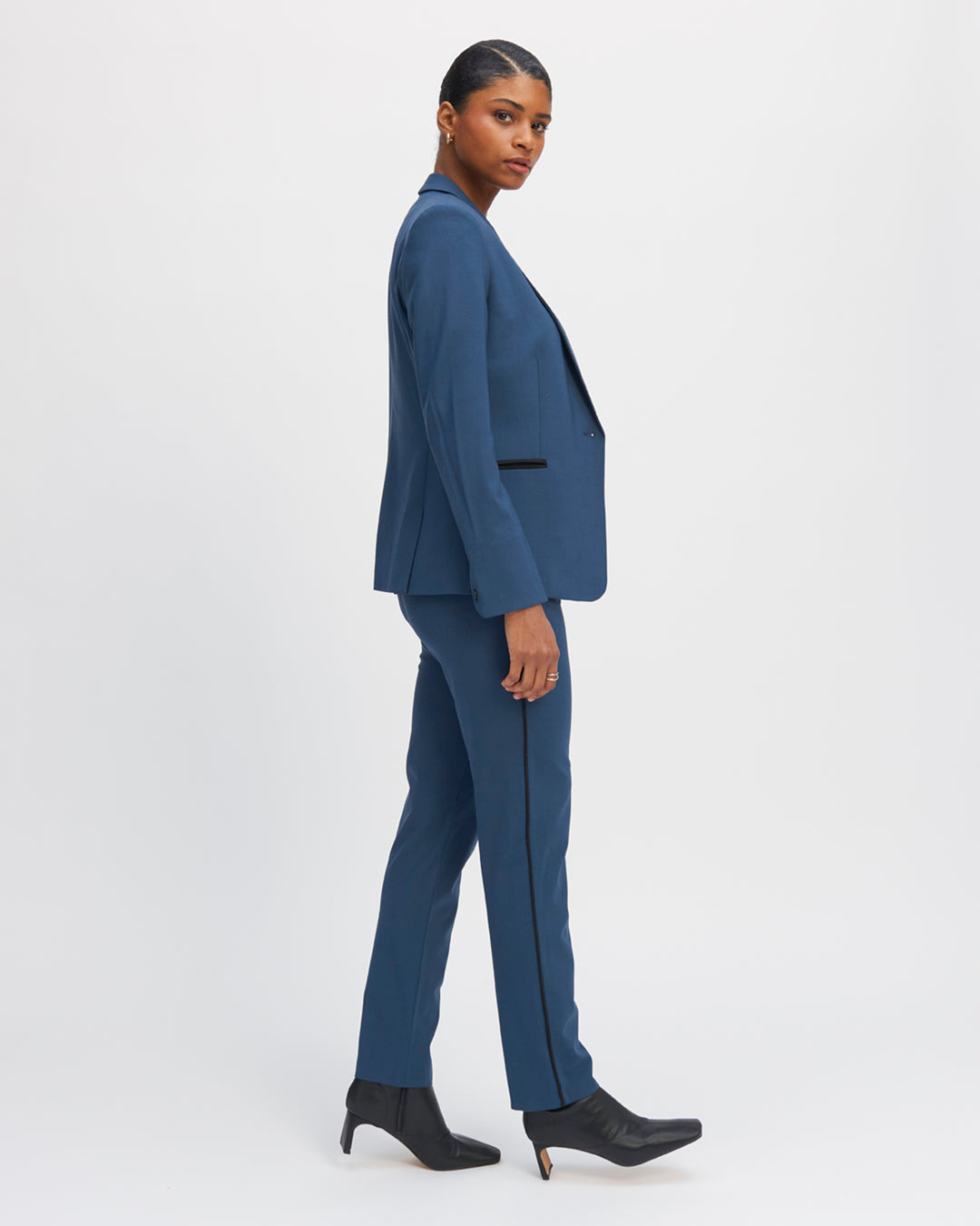 Tailor-jacket-blazer-blue-grey-Cut-cut-collar-tailor-Length-below-bottom-Two-pockets-pass-punched-Two-pockets-inside-Two-pockets-fully-lined-Button-down-sleeves-Buttons-black-17H10-tailors-for-women-paris-