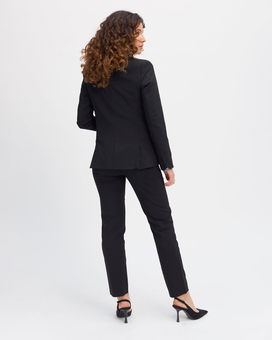 Black-blazer-suit-jacket-waist-cut-suit-collar-length-below-the-bottom-two-pockets-breasted-two-pockets-inside-fully-lined-17H10-suit-jacket-for-women-paris-