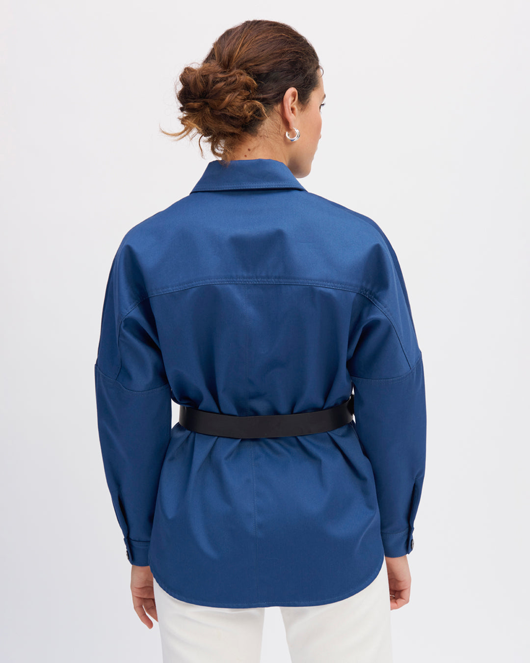 Veste-surchemise-bleue-Col-chemise-Patte-de-boutonnage-Poches-à-rabat-sur-la-poitrine-17H10-tailleurs-pour-femme-Paris-