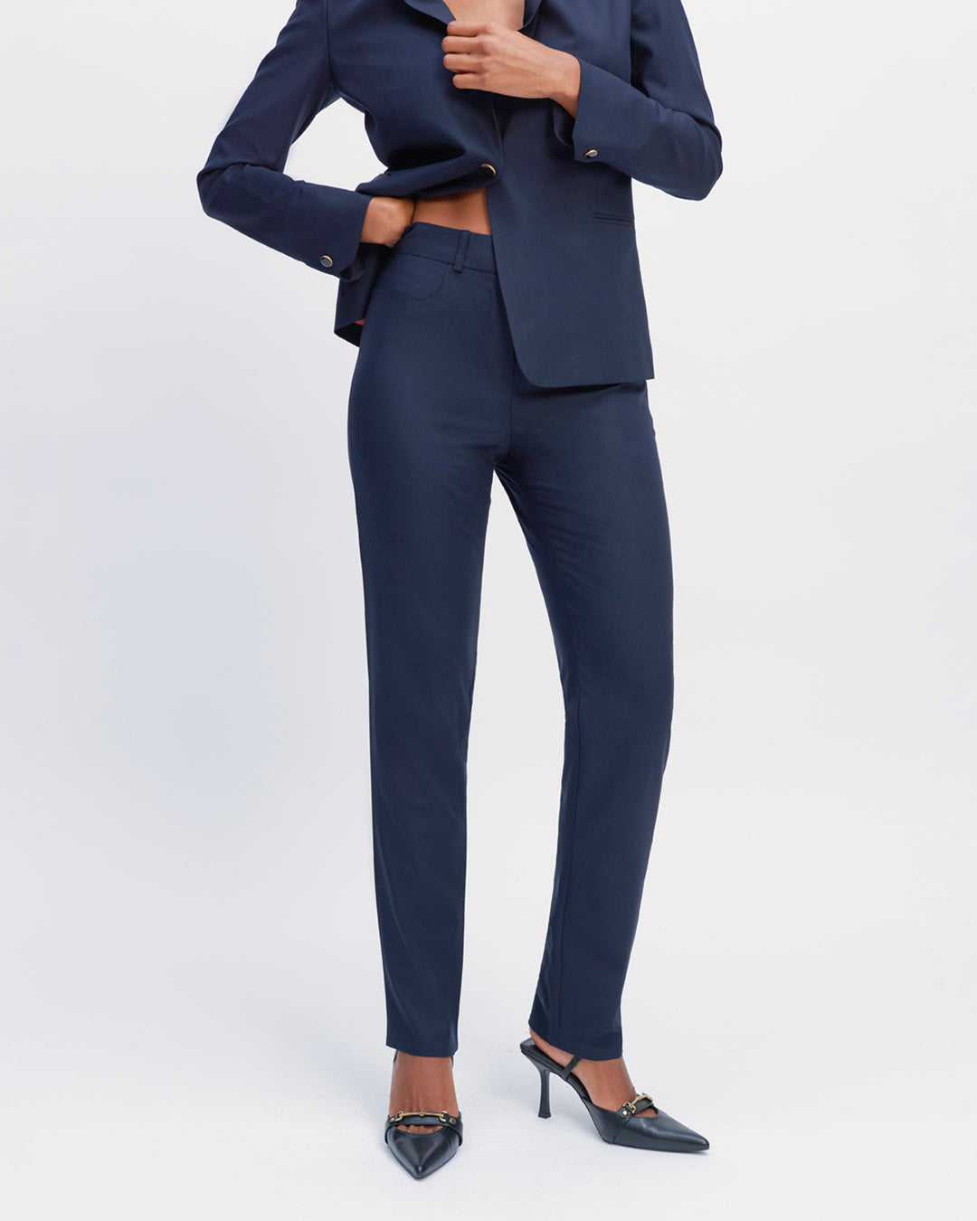 Tailored-blazer-jacket-blue-grey-curved-tailored-collar-length-under-the-bottom-two-pockets-under-the-bottom-two-pockets-17H10-tailors-for-women-paris-