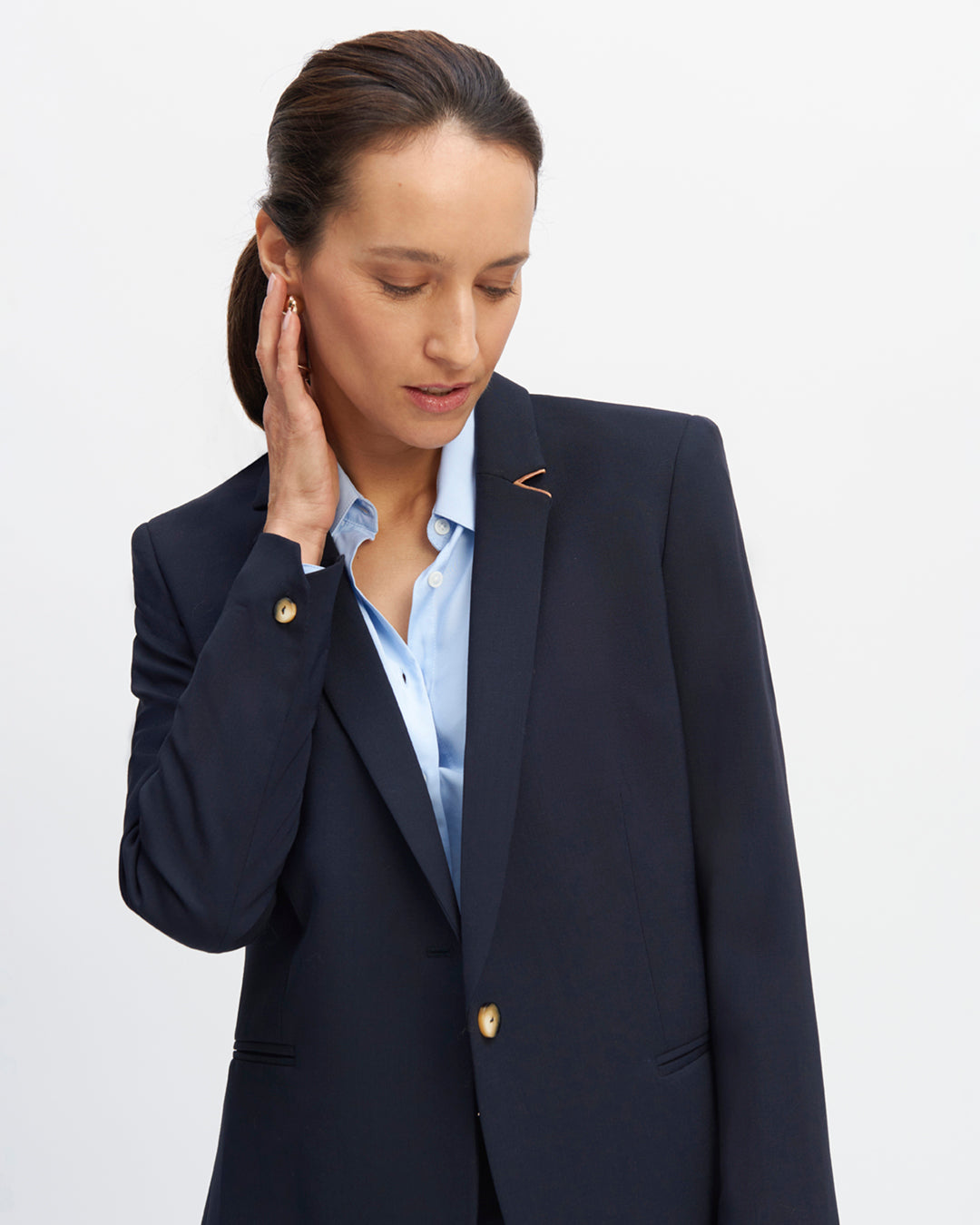 Tailored-blazer-jacket-navy-blue-cropped-neck-tailored-length-under-the-bottom-two-pockets-pass-pocketed-two-pockets-inner-entirely-lined-bottom-buttoned-sleeves-buttoned-camel-17H10-tailored-for-women-paris-