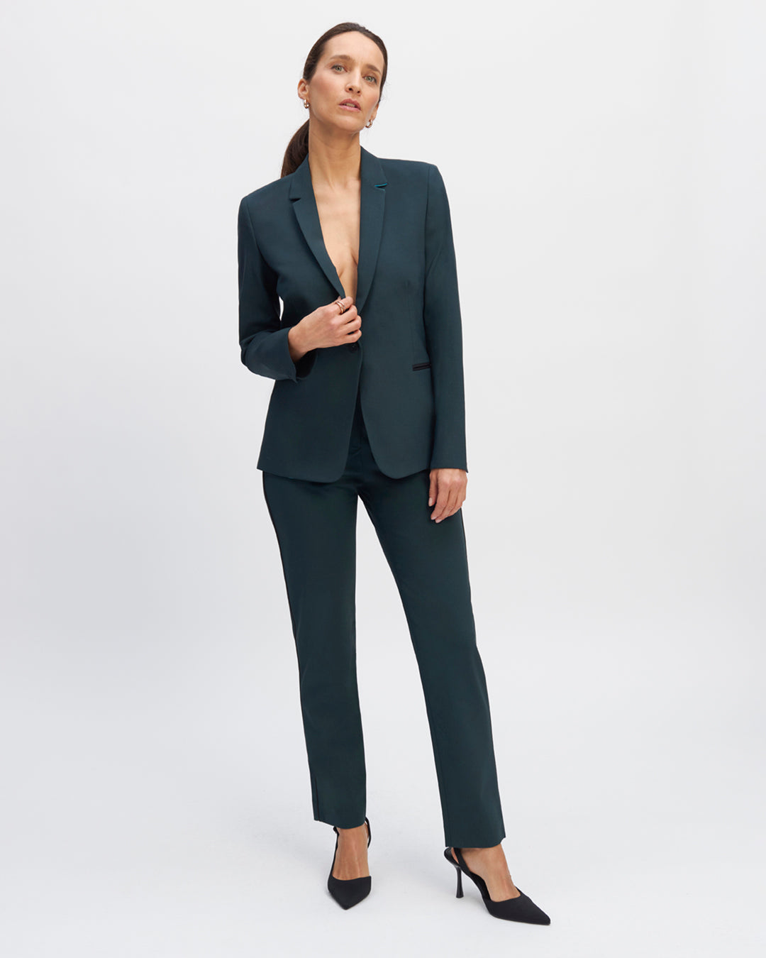 Jacket-suit-blazer-green-cut-suit-collar-suit-length-below-bottom-two-pockets-under-bottom-two-pockets-17H10-suit-jacket-for-women-paris-