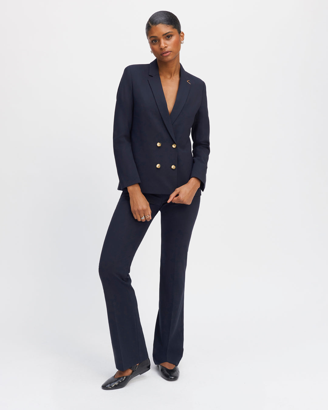 Tailored-crossover-jacket-blue-navy-four-buttons-length-mid-bottom-straight-cut-entirely-lined-Drap-of-laine-trees-soft-and-thermoregulator-Material-coming-from-a-great-italian-draper-17H10-tailored-jacket-for-women-paris-